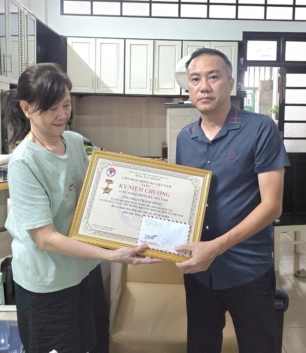 Bà xã HLV Phan Thanh Hùng nhận kỷ niệm chương do Phó chủ tịch VFF Nguyễn Xuân Vũ trao tặng. Ảnh: VFF Bà xã HLV Phan Thanh Hùng nhận kỷ niệm chương do Phó chủ tịch VFF Nguyễn Xuân Vũ trao tặng. Ảnh: VFF