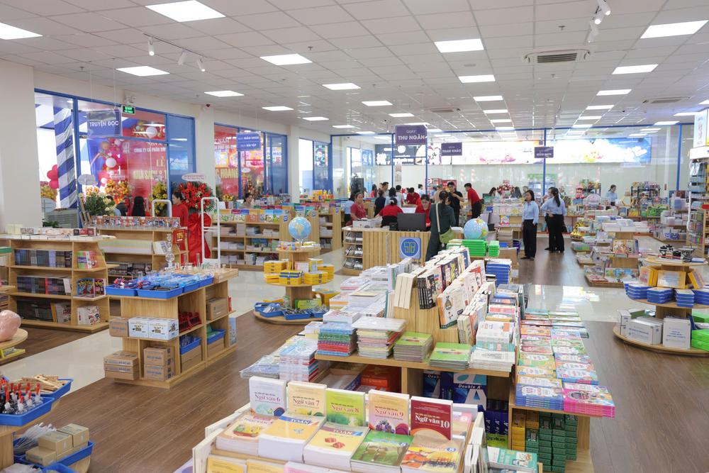 Khai trương Nhà sách và Thiết bị trường học Hoàng Sa - Đồng hành cùng giáo dục và cộng đồng - Ảnh 3. Khai trương Nhà sách và Thiết bị trường học Hoàng Sa - Đồng hành cùng giáo dục và cộng đồng - Ảnh 3.