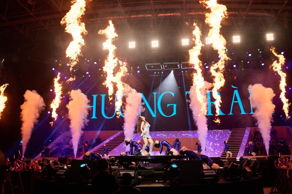 Tuổi 31 rực rỡ của Hương Tràm nhìn từ concert "Phao cứu sinh" - Ảnh 5. Tuổi 31 rực rỡ của Hương Tràm nhìn từ concert "Phao cứu sinh" - Ảnh 5.