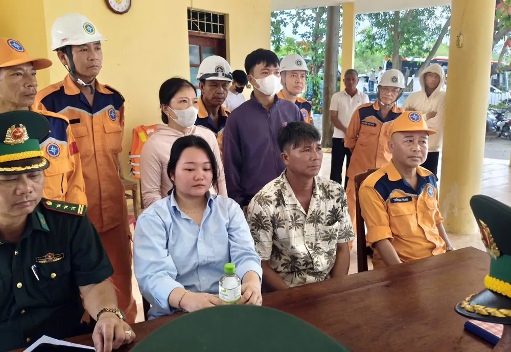 Đà Nẵng tập trung tìm kiếm hai nạn nhân còn mất tích sau vụ sóng cuốn - Ảnh 3. Đà Nẵng tập trung tìm kiếm hai nạn nhân còn mất tích sau vụ sóng cuốn - Ảnh 3.