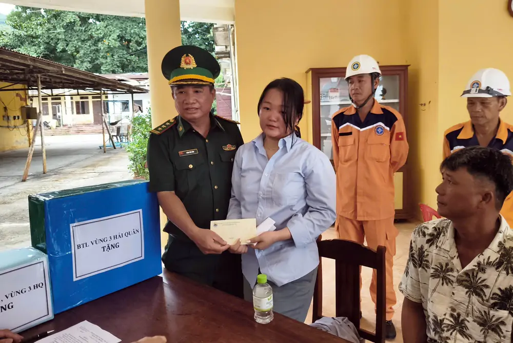 Đà Nẵng tập trung tìm kiếm hai nạn nhân còn mất tích sau vụ sóng cuốn - Ảnh 2. Đà Nẵng tập trung tìm kiếm hai nạn nhân còn mất tích sau vụ sóng cuốn - Ảnh 2.