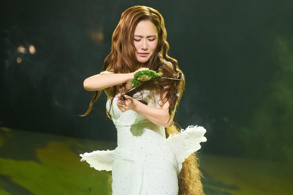 Tuổi 31 rực rỡ của Hương Tràm nhìn từ concert "Phao cứu sinh" - Ảnh 8. Tuổi 31 rực rỡ của Hương Tràm nhìn từ concert "Phao cứu sinh" - Ảnh 8.