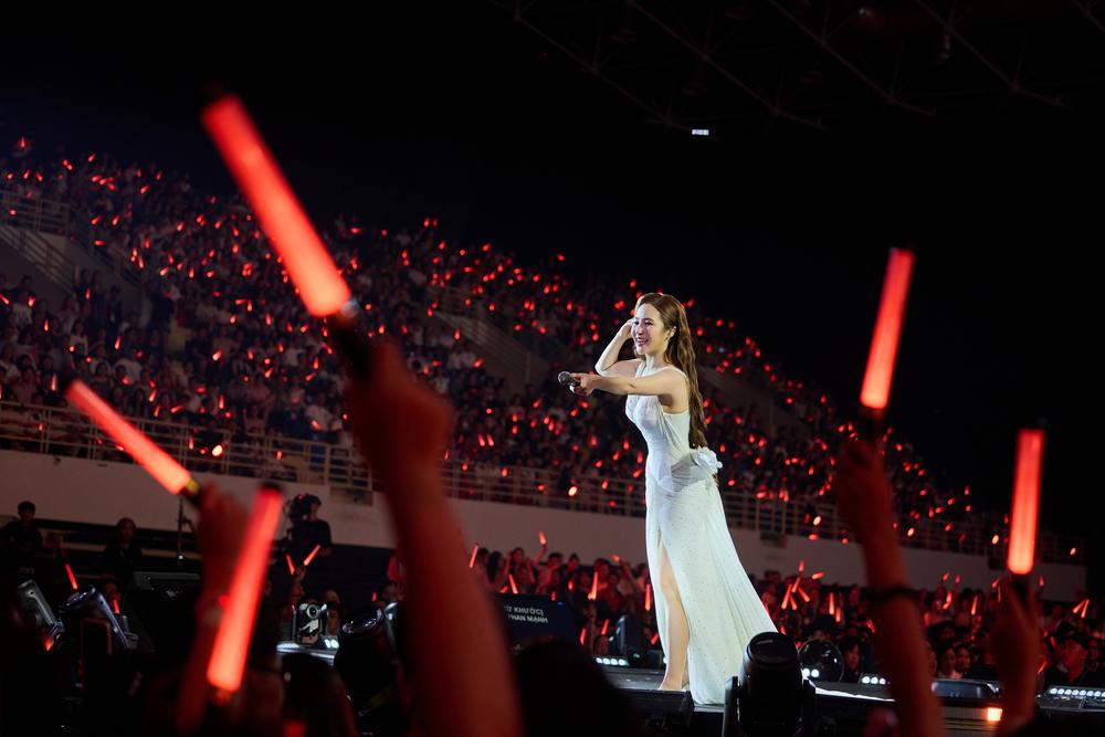 Tuổi 31 rực rỡ của Hương Tràm nhìn từ concert "Phao cứu sinh" - Ảnh 10. Tuổi 31 rực rỡ của Hương Tràm nhìn từ concert "Phao cứu sinh" - Ảnh 10.