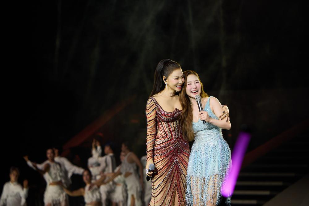 Tuổi 31 rực rỡ của Hương Tràm nhìn từ concert "Phao cứu sinh" - Ảnh 11. Tuổi 31 rực rỡ của Hương Tràm nhìn từ concert "Phao cứu sinh" - Ảnh 11.