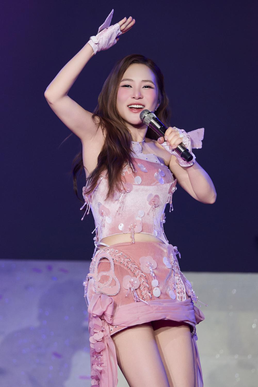 Tuổi 31 rực rỡ của Hương Tràm nhìn từ concert "Phao cứu sinh" - Ảnh 12. Tuổi 31 rực rỡ của Hương Tràm nhìn từ concert "Phao cứu sinh" - Ảnh 12.