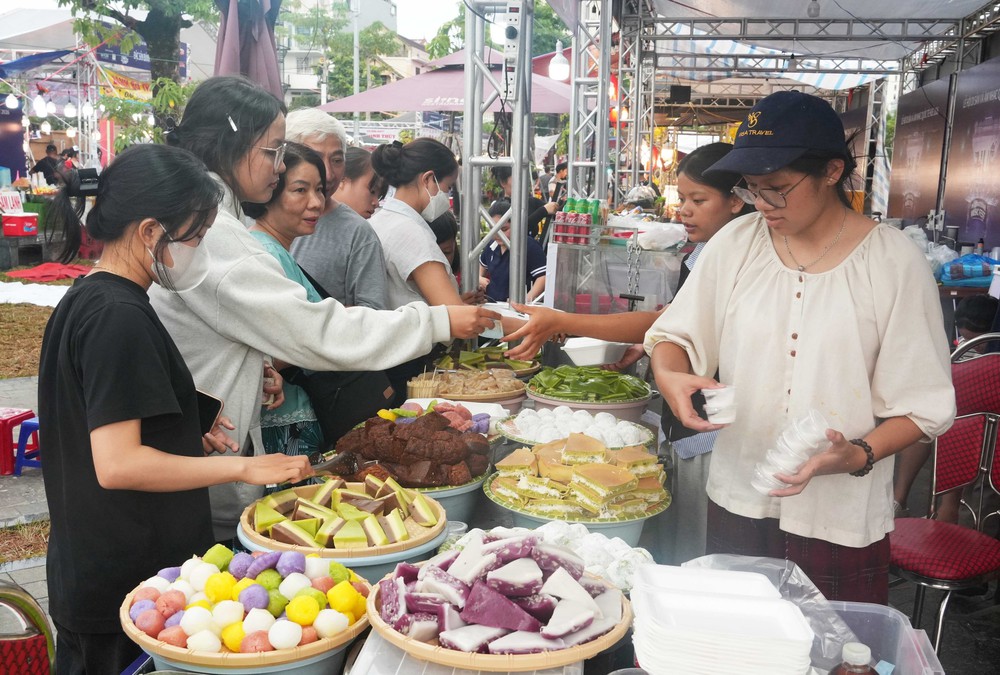 Huế: Ngày hội văn hóa ẩm thực thu hút khách dịp Lễ Quốc khánh 2/9 - Ảnh 4. Huế: Ngày hội văn hóa ẩm thực thu hút khách dịp Lễ Quốc khánh 2/9 - Ảnh 4.