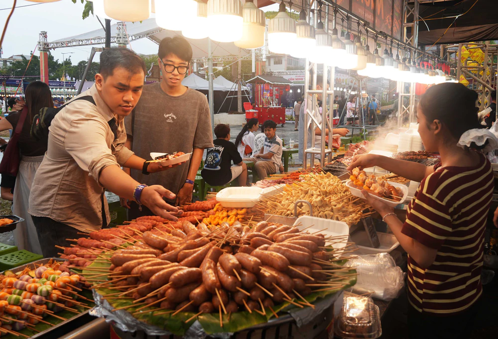 Huế: Ngày hội văn hóa ẩm thực thu hút khách dịp Lễ Quốc khánh 2/9 - Ảnh 3. Huế: Ngày hội văn hóa ẩm thực thu hút khách dịp Lễ Quốc khánh 2/9 - Ảnh 3.