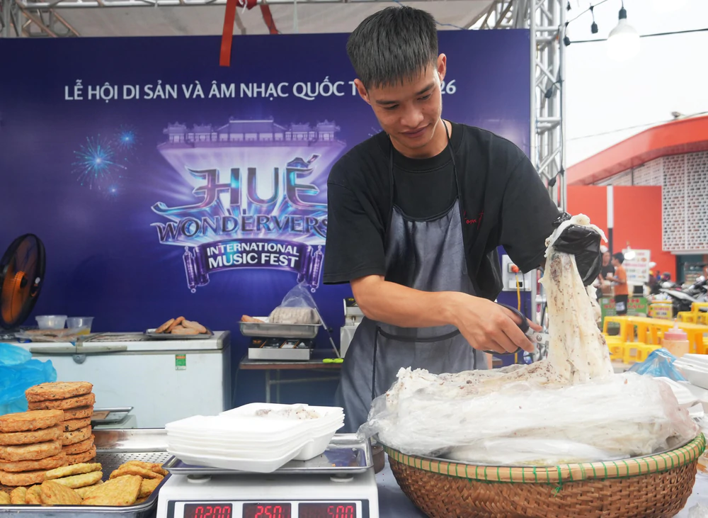 Huế: Ngày hội văn hóa ẩm thực thu hút khách dịp Lễ Quốc khánh 2/9 - Ảnh 6. Huế: Ngày hội văn hóa ẩm thực thu hút khách dịp Lễ Quốc khánh 2/9 - Ảnh 6.