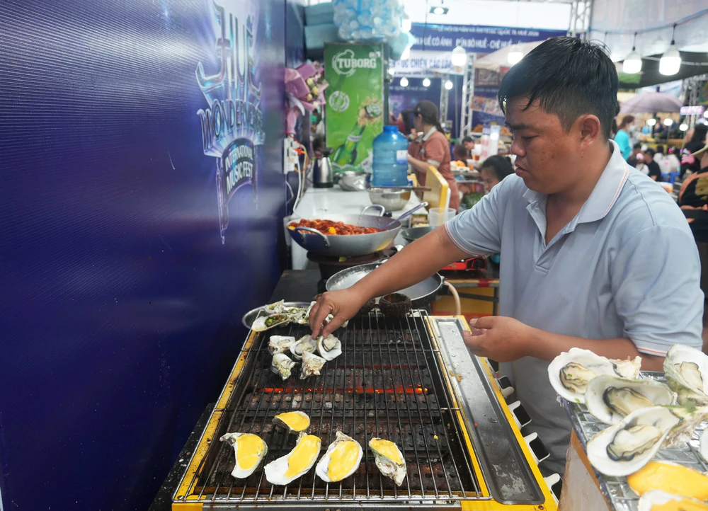 Huế: Ngày hội văn hóa ẩm thực thu hút khách dịp Lễ Quốc khánh 2/9 - Ảnh 5. Huế: Ngày hội văn hóa ẩm thực thu hút khách dịp Lễ Quốc khánh 2/9 - Ảnh 5.