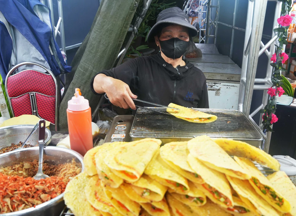 Huế: Ngày hội văn hóa ẩm thực thu hút khách dịp Lễ Quốc khánh 2/9 - Ảnh 2. Huế: Ngày hội văn hóa ẩm thực thu hút khách dịp Lễ Quốc khánh 2/9 - Ảnh 2.