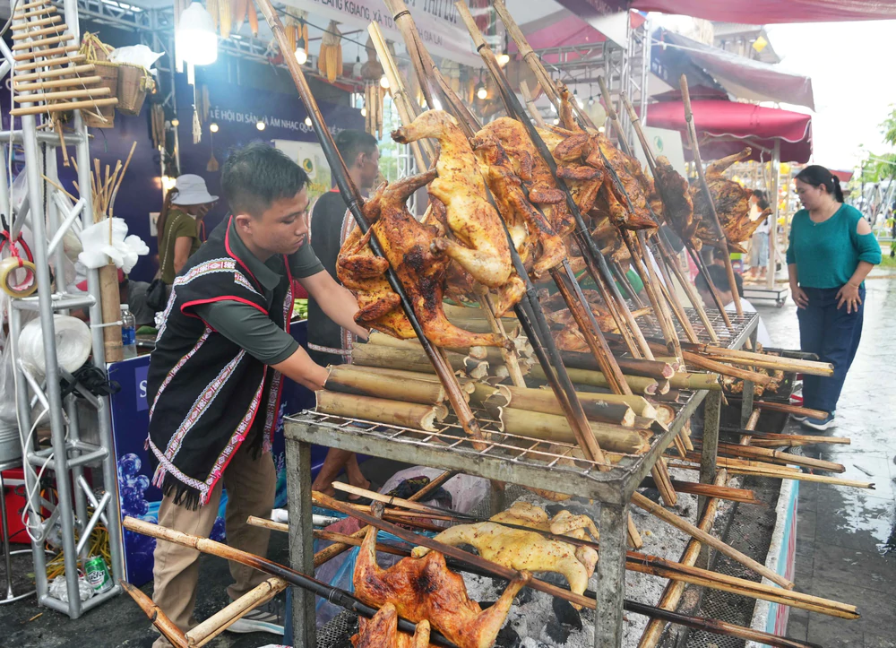 Huế: Ngày hội văn hóa ẩm thực thu hút khách dịp Lễ Quốc khánh 2/9 - Ảnh 8. Huế: Ngày hội văn hóa ẩm thực thu hút khách dịp Lễ Quốc khánh 2/9 - Ảnh 8.
