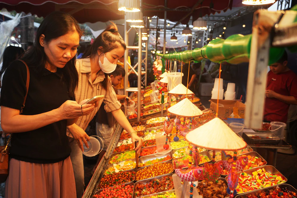 Huế: Ngày hội văn hóa ẩm thực thu hút khách dịp Lễ Quốc khánh 2/9 - Ảnh 7. Huế: Ngày hội văn hóa ẩm thực thu hút khách dịp Lễ Quốc khánh 2/9 - Ảnh 7.