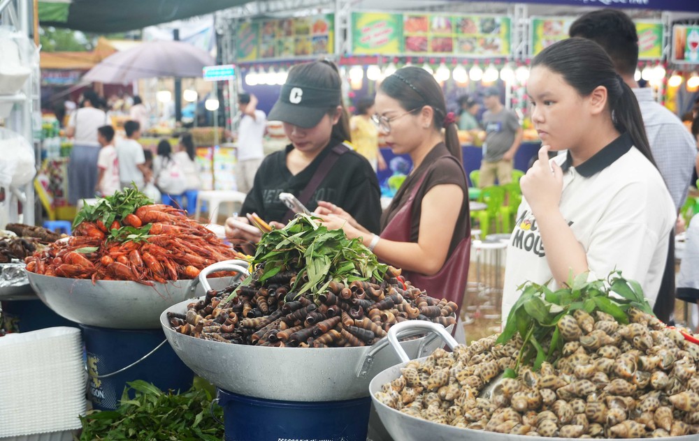 Huế: Ngày hội văn hóa ẩm thực thu hút khách dịp Lễ Quốc khánh 2/9 - Ảnh 1. Huế: Ngày hội văn hóa ẩm thực thu hút khách dịp Lễ Quốc khánh 2/9 - Ảnh 1.
