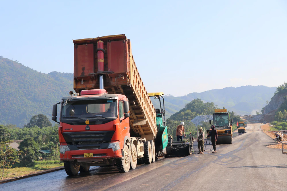 Sôi nổi khí thế thi công trên các công trường dịp Quốc khánh 2/9 - Ảnh 3. Sôi nổi khí thế thi công trên các công trường dịp Quốc khánh 2/9 - Ảnh 3.