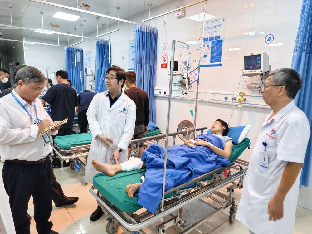 Khẩn trương khắc phục hậu quả vụ lật xe ô tô chở khách trên địa bàn tỉnh Gia Lai - Ảnh 2. Khẩn trương khắc phục hậu quả vụ lật xe ô tô chở khách trên địa bàn tỉnh Gia Lai - Ảnh 2.