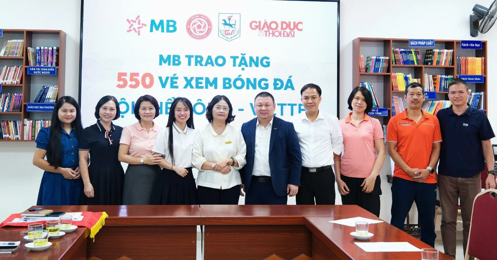 MB trao tặng 550 vé xem bóng đá tại Trường THCS Giảng Võ MB trao tặng 550 vé xem bóng đá tại Trường THCS Giảng Võ