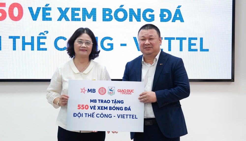 Cô Tô Thị Hải Yến – Hiệu trưởng Trường THCS Giảng Võ đại diện nhận 550 vé bóng đá từ Ông Chu Hải Công – Giám đốc Quan hệ Công chúng MB Cô Tô Thị Hải Yến – Hiệu trưởng Trường THCS Giảng Võ đại diện nhận 550 vé bóng đá từ Ông Chu Hải Công – Giám đốc Quan hệ Công chúng MB