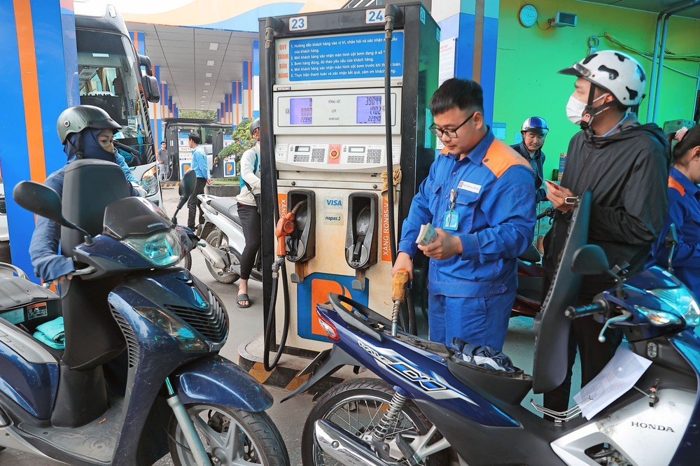 Điều chỉnh giá xăng dầu từ 15 giờ hôm nay 10/9 - Ảnh 1. Điều chỉnh giá xăng dầu từ 15 giờ hôm nay 10/9 - Ảnh 1.