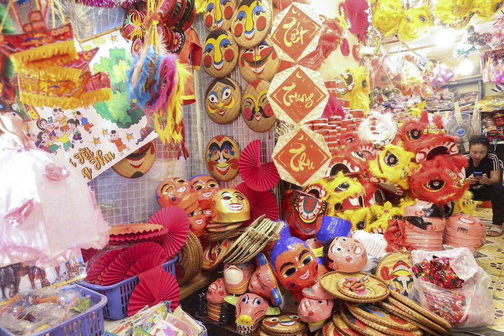 Rộn ràng sắc Trung thu, đồ chơi truyền thống lên kệ sớm - Ảnh 1.