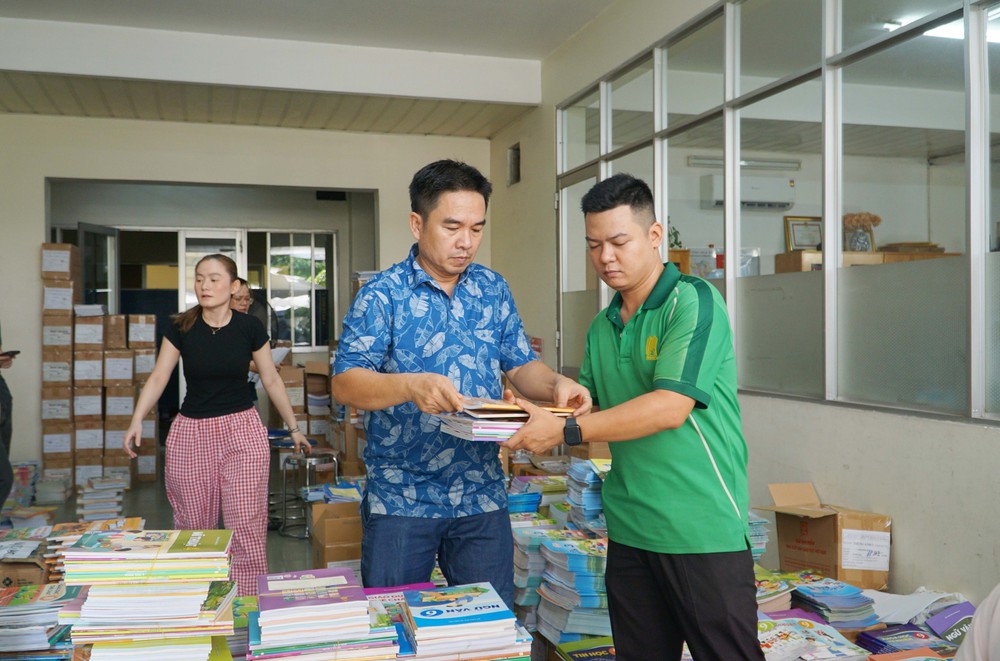 Thành phố Hồ Chí Minh: Triển khai nhiều phương án hỗ trợ việc học tập khi chưa đủ sách giáo khoa - Ảnh 2. Thành phố Hồ Chí Minh: Triển khai nhiều phương án hỗ trợ việc học tập khi chưa đủ sách giáo khoa - Ảnh 2.