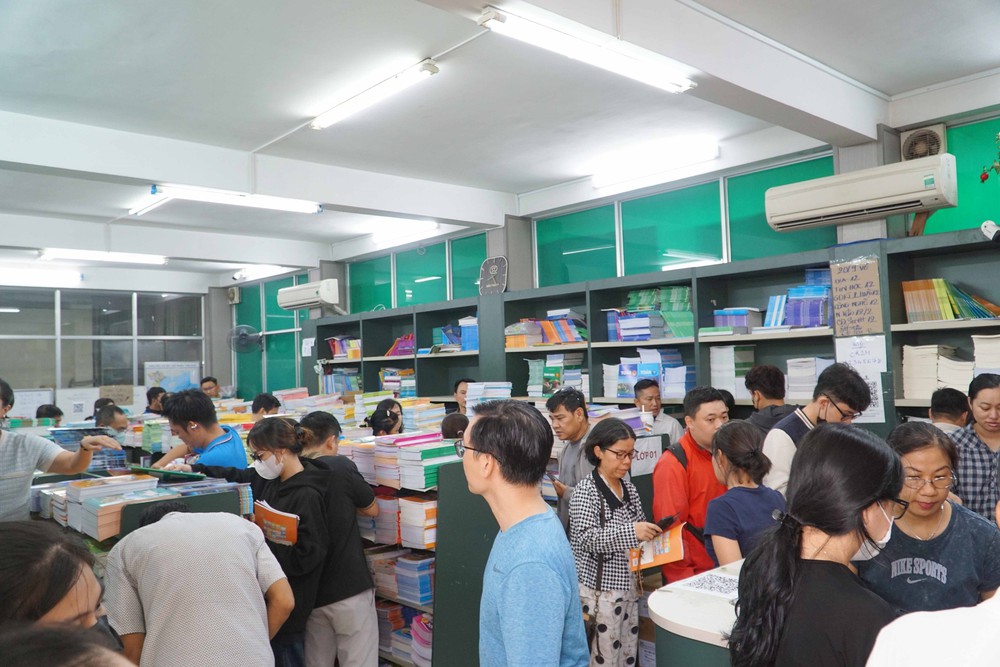 Thành phố Hồ Chí Minh: Triển khai nhiều phương án hỗ trợ việc học tập khi chưa đủ sách giáo khoa - Ảnh 1. Thành phố Hồ Chí Minh: Triển khai nhiều phương án hỗ trợ việc học tập khi chưa đủ sách giáo khoa - Ảnh 1.