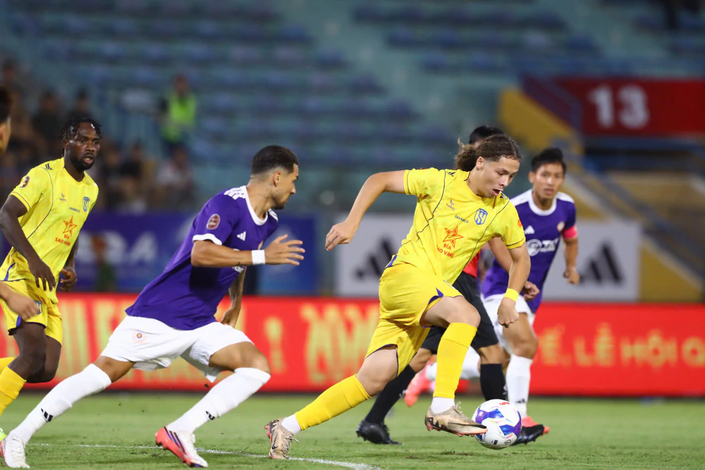 Hai trận toàn thua, thủng lưới 7 bàn, huyền thoại Kewell đứng trước sóng dữ - Ảnh 1.