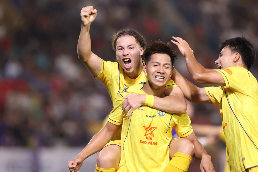 Cặp đôi Việt kiều của SLNA gây bất ngờ ở V-League 2026/27 - Ảnh 2.
