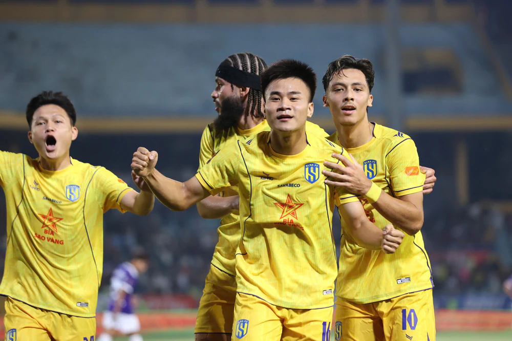 Cặp đôi Việt kiều của SLNA gây bất ngờ ở V-League 2026/27 - Ảnh 3.