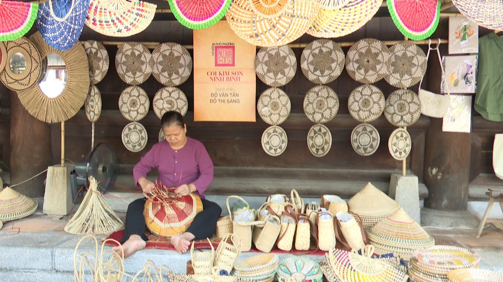 Tinh hoa làng nghề 3 miền Cố đô tại Festival Thăng Long - Hà Nội - Ảnh 3. Tinh hoa làng nghề 3 miền Cố đô tại Festival Thăng Long - Hà Nội - Ảnh 3.