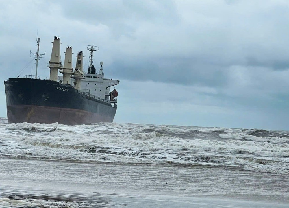 Áp thấp nhiệt đới vẫn giữ hướng di chuyển trên vùng biển Quảng Trị - thành phố Đà Nẵng - Ảnh 1.