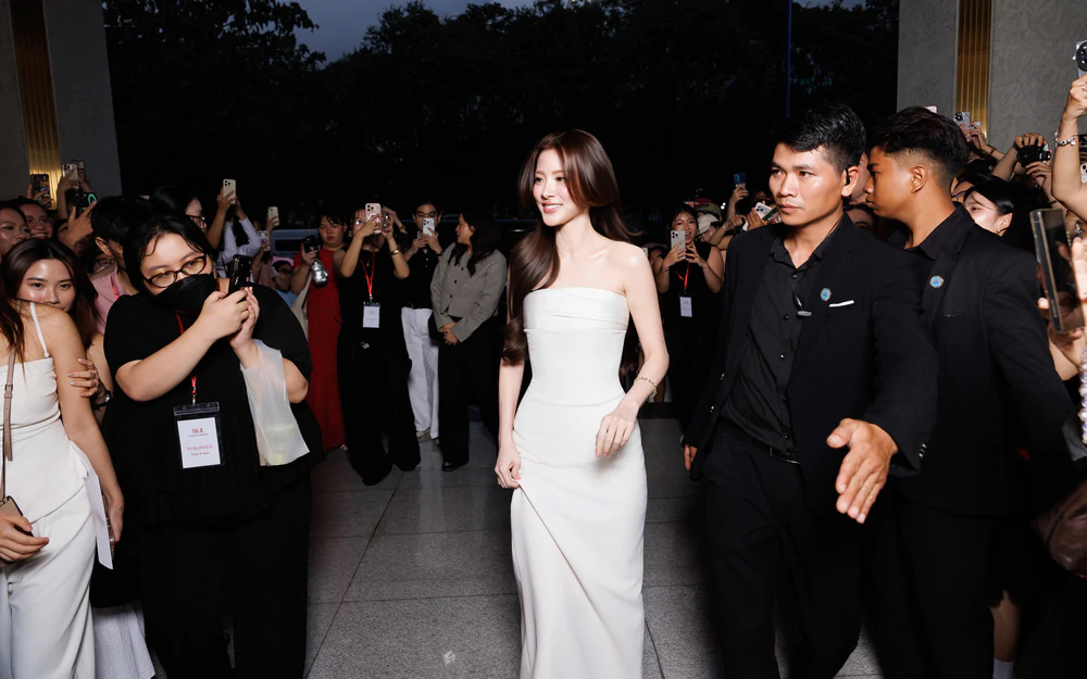 Baifern được fan chào đón nồng nhiệt khi quay trở lại Việt Nam - Ảnh 1. Baifern được fan chào đón nồng nhiệt khi quay trở lại Việt Nam - Ảnh 1.