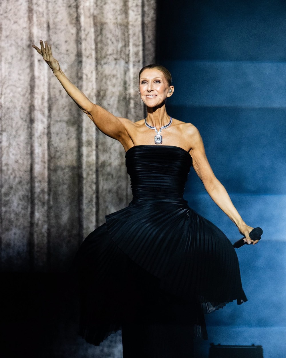 Céline Dion trở lại sân khấu Paris trong đêm diễn ngập tràn cảm xúc - Ảnh 1.