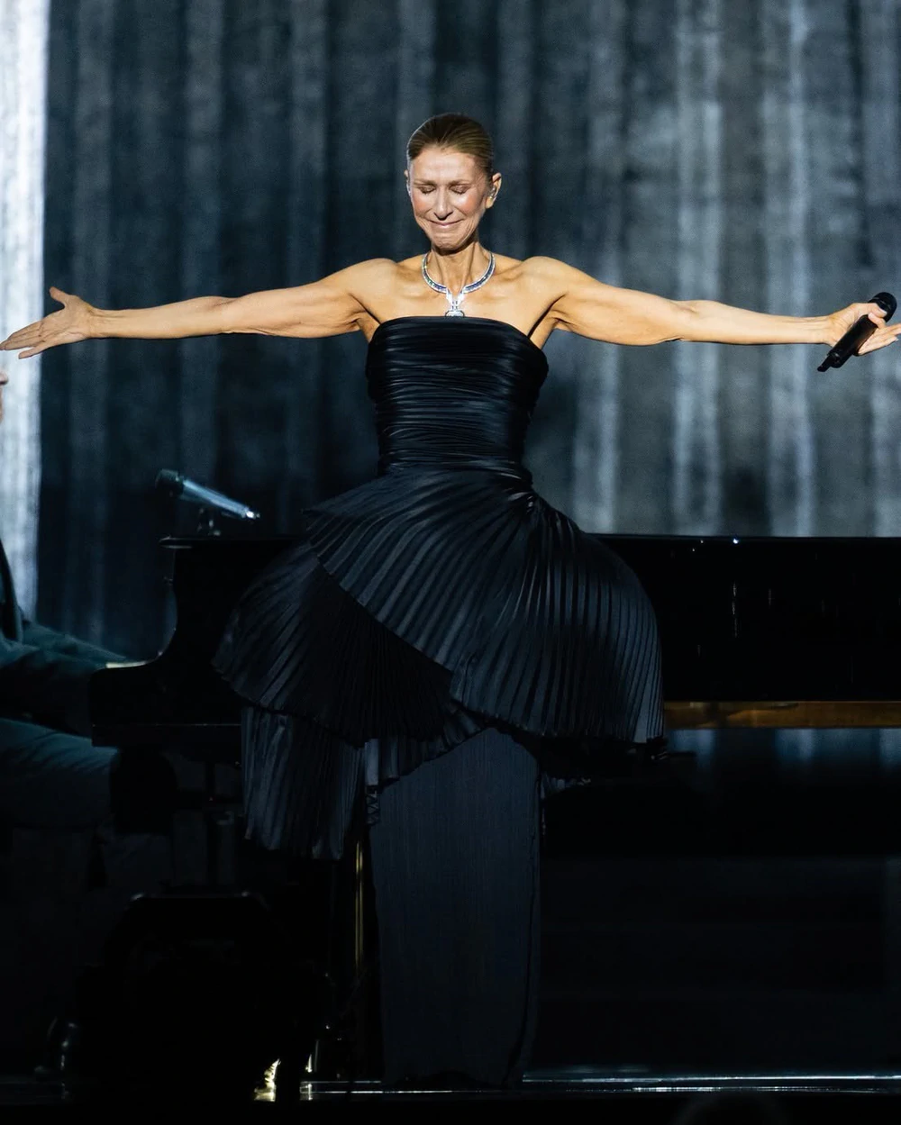 Céline Dion trở lại sân khấu Paris trong đêm diễn ngập tràn cảm xúc - Ảnh 3.