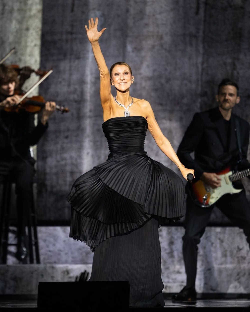 Céline Dion trở lại sân khấu Paris trong đêm diễn ngập tràn cảm xúc - Ảnh 6.