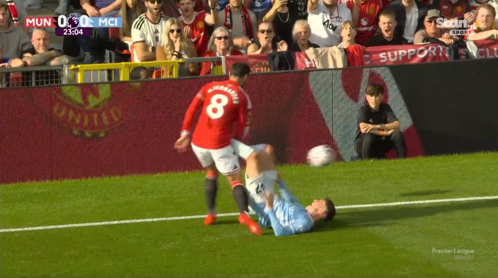 Phil Foden Nhận Thẻ Đỏ Sau Khi 'Dính Bẫy' Của Bruno Fernandes Ở Derby Manchester - Ảnh 1.