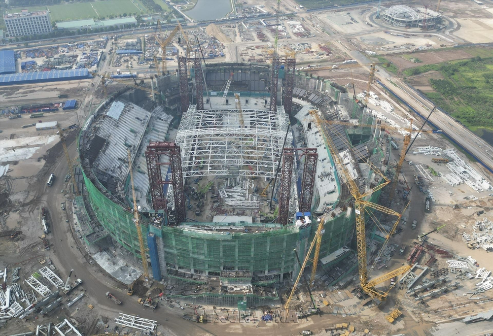 Sau hơn 10 tháng thi công, hình hài sân PVF đã ngày càng rõ nét. Bốn khu khán đài A, B, C và D đang được hoàn thiện các hạng mục kết cấu chính bằng bê tông cốt thép. Ảnh: Minh Quyết - TTXVN
