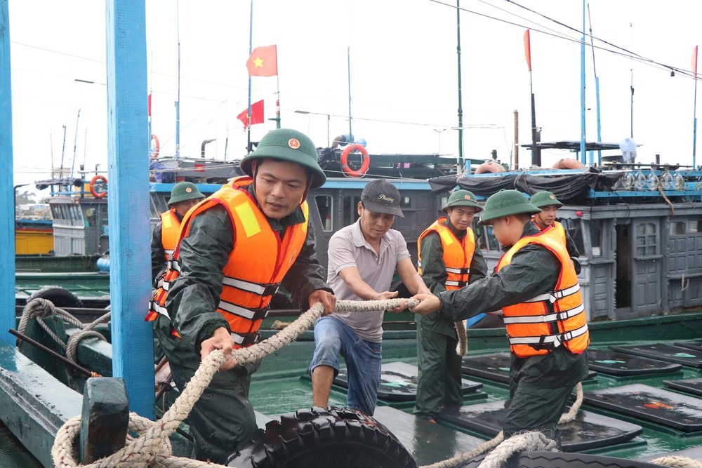 Huế triển khai các phương án ứng phó mưa lớn, sạt lở và biển động - Ảnh 2.