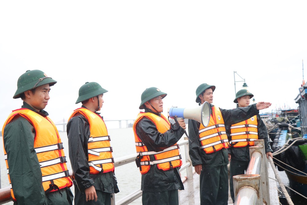 Huế triển khai các phương án ứng phó mưa lớn, sạt lở và biển động - Ảnh 1.