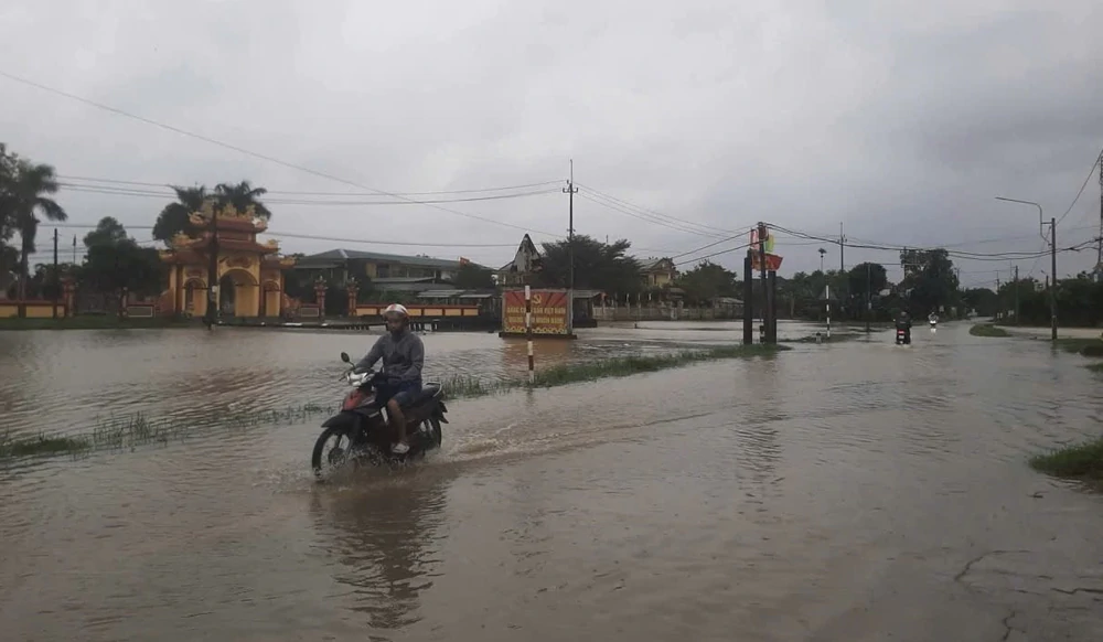 Huế: Mưa lớn khiến một số địa phương bị ngập lụt - Ảnh 3.