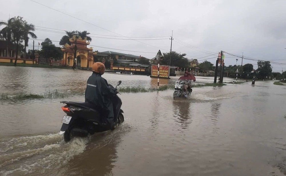 Huế: Mưa lớn khiến một số địa phương bị ngập lụt - Ảnh 7.