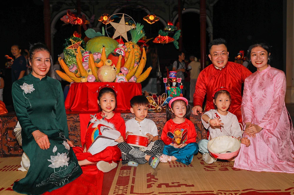 Sắc màu Trung thu phố cổ Hà Nội - Ảnh 1.