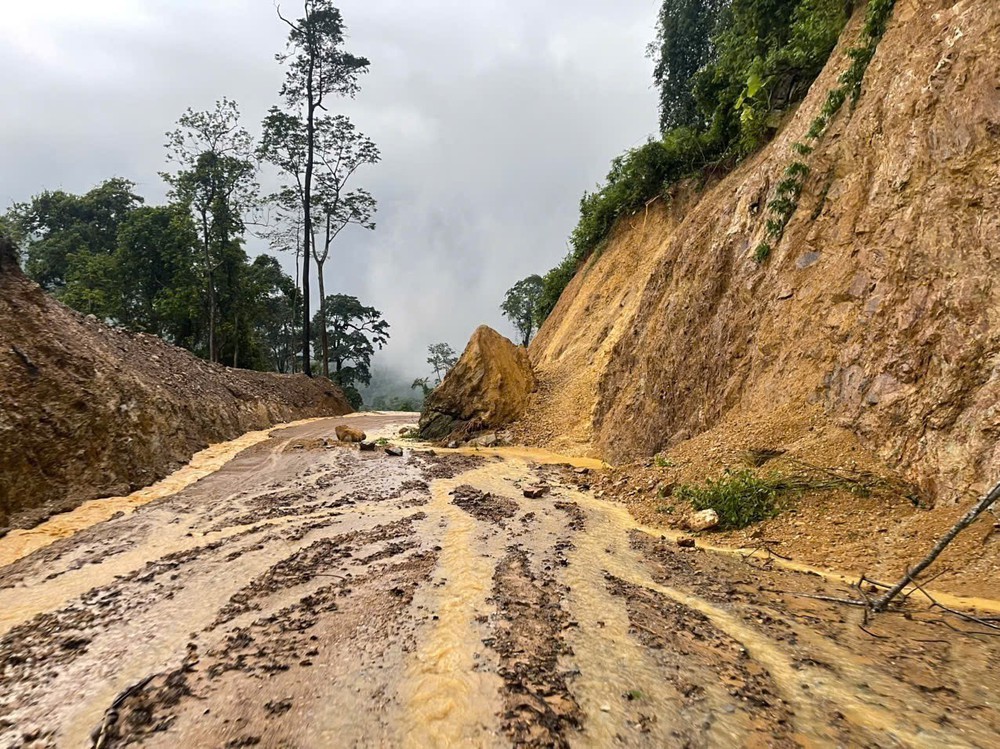 Áp thấp nhiệt đới giữ cường độ, di chuyển nhanh trên vùng biển Quảng Trị - thành phố Huế - Ảnh 4. Áp thấp nhiệt đới giữ cường độ, di chuyển nhanh trên vùng biển Quảng Trị - thành phố Huế - Ảnh 4.