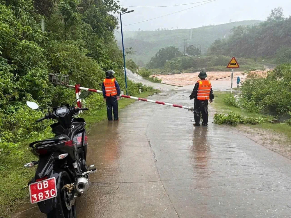 Áp thấp nhiệt đới giữ cường độ, di chuyển nhanh trên vùng biển Quảng Trị - thành phố Huế - Ảnh 3. Áp thấp nhiệt đới giữ cường độ, di chuyển nhanh trên vùng biển Quảng Trị - thành phố Huế - Ảnh 3.