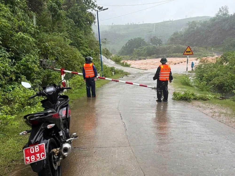 Áp thấp nhiệt đới giảm cường độ trên đất liền tỉnh Quảng Trị - Ảnh 2. Áp thấp nhiệt đới giảm cường độ trên đất liền tỉnh Quảng Trị - Ảnh 2.