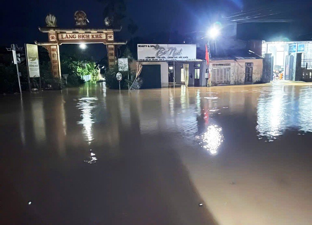 Quảng Trị: Nhiều khu dân cư thấp trũng ven sông Thạch Hãn bị ngập lụt - Ảnh 2. Quảng Trị: Nhiều khu dân cư thấp trũng ven sông Thạch Hãn bị ngập lụt - Ảnh 2.