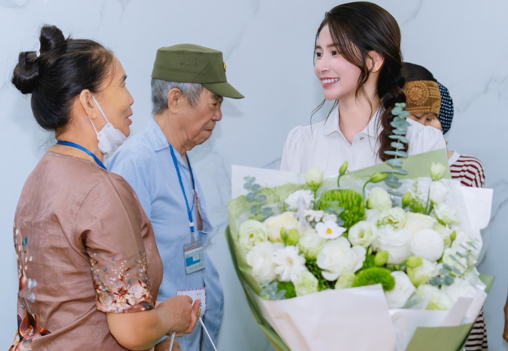 Phạm Hoàng Thu Uyên thăm hỏi bệnh nhân ở Bệnh viện K - Ảnh 2. Phạm Hoàng Thu Uyên thăm hỏi bệnh nhân ở Bệnh viện K - Ảnh 2.