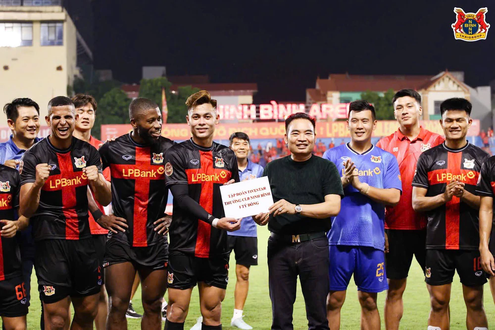 Doanh nhân Trần Văn Mười thưởng nóng CLB Ninh Bình 1 tỉ đồng sau khi lên đỉnh V-League - Ảnh 1. Doanh nhân Trần Văn Mười thưởng nóng CLB Ninh Bình 1 tỉ đồng sau khi lên đỉnh V-League - Ảnh 1.