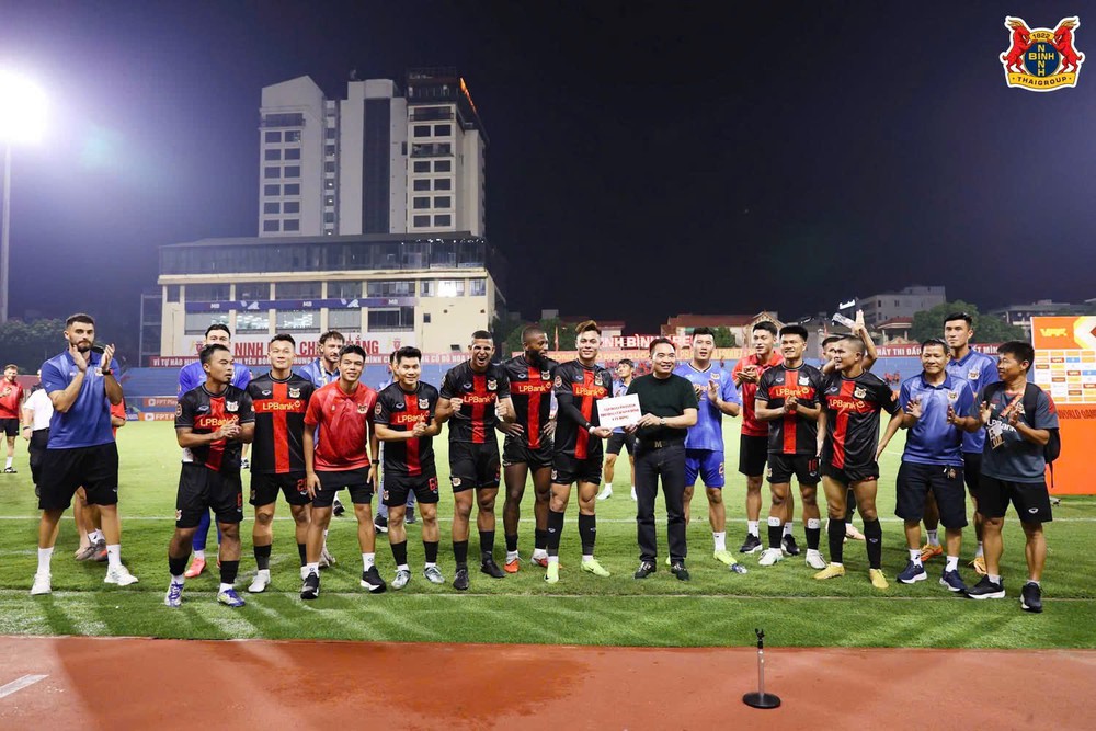 Doanh nhân Trần Văn Mười thưởng nóng CLB Ninh Bình 1 tỉ đồng sau khi lên đỉnh V-League - Ảnh 2. Doanh nhân Trần Văn Mười thưởng nóng CLB Ninh Bình 1 tỉ đồng sau khi lên đỉnh V-League - Ảnh 2.