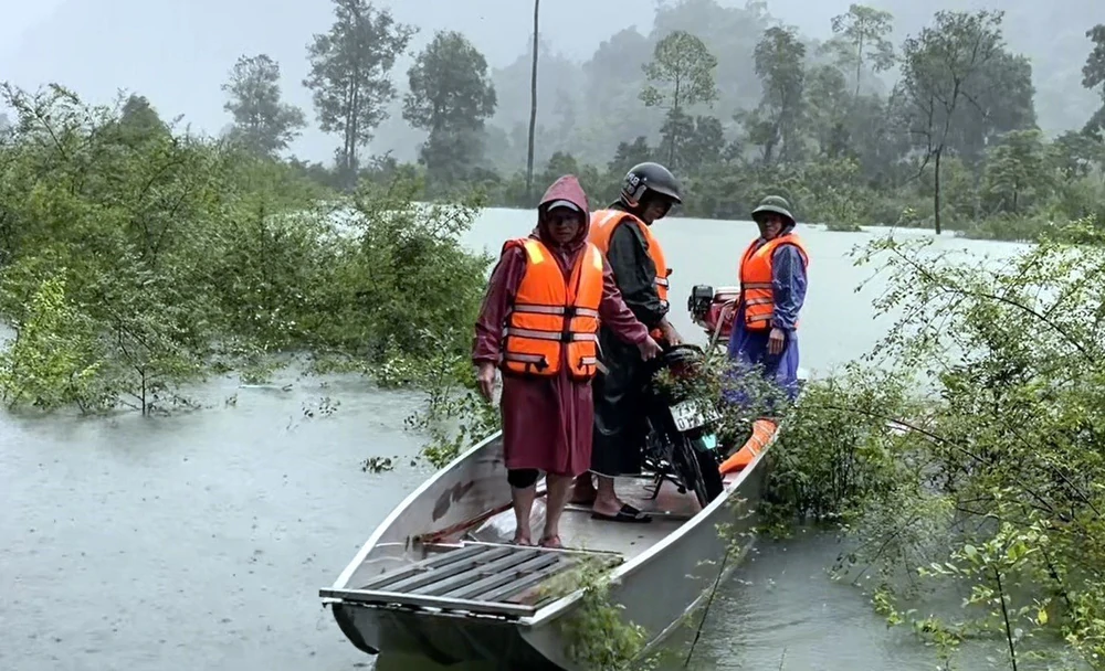 Khắc phục hậu quả thiên tai, chủ động ứng phó với mưa lớn, lũ quét, sạt lở đất - Ảnh 1.