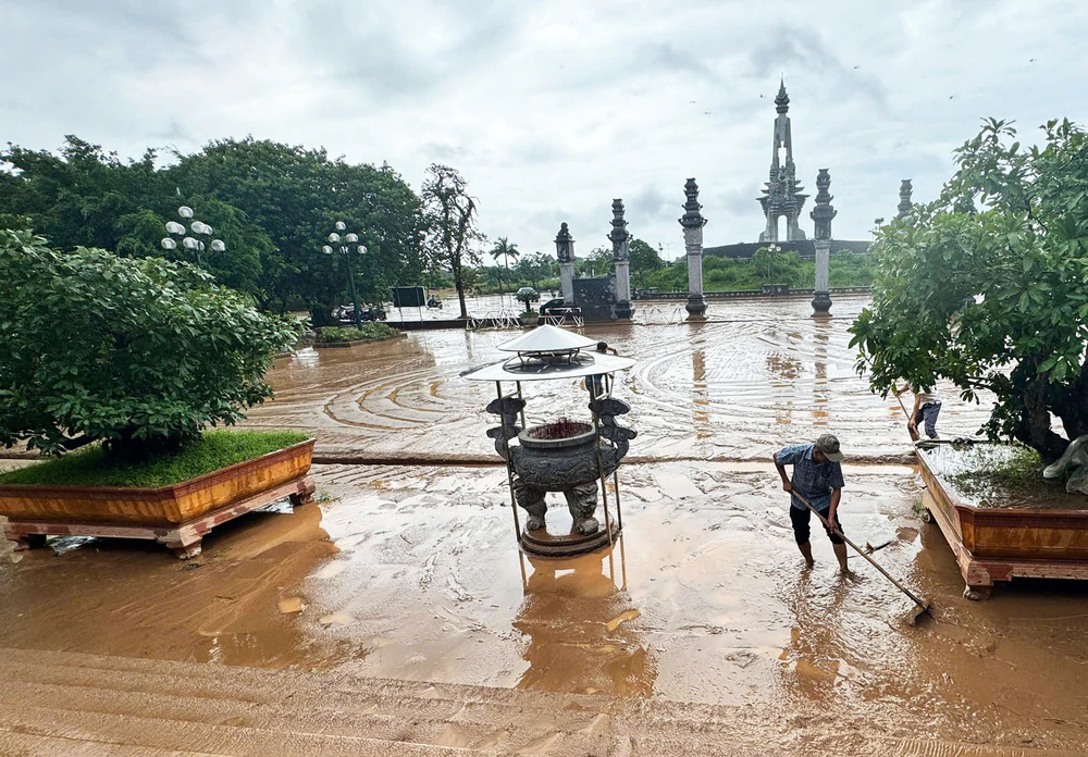 Quảng Trị khẩn trương vệ sinh, khắc phục hậu quả mưa lũ tại các điểm di tích ven sông Thạch Hãn - Ảnh 1.